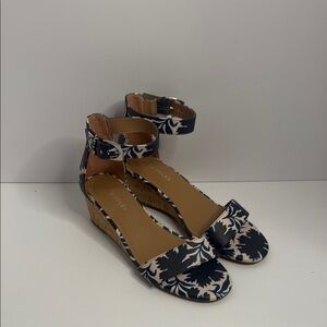 AEROSOLES Navy and Cream Patterned Sandals